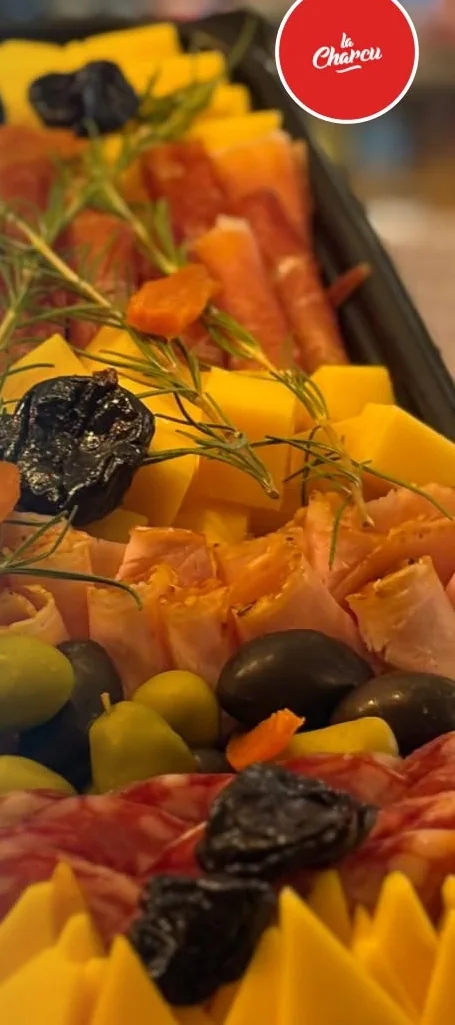 Picada de La Charcu con quesos, salame, jamón, aceitunas y romero