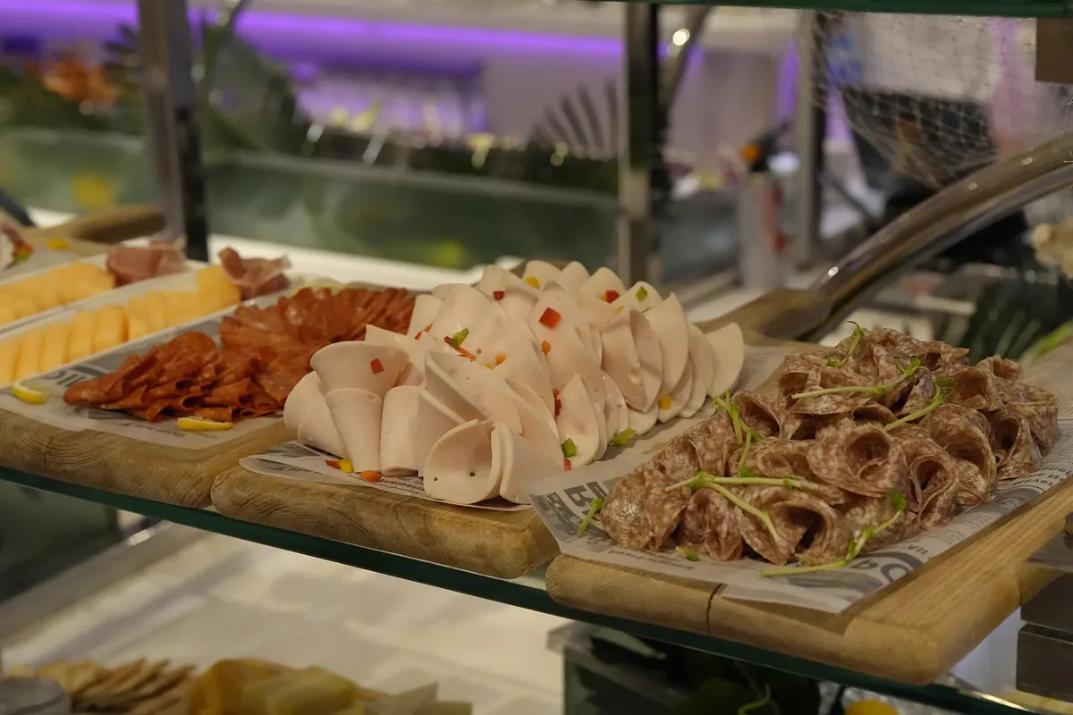 Mostrador con fiambres y conservas gourmet